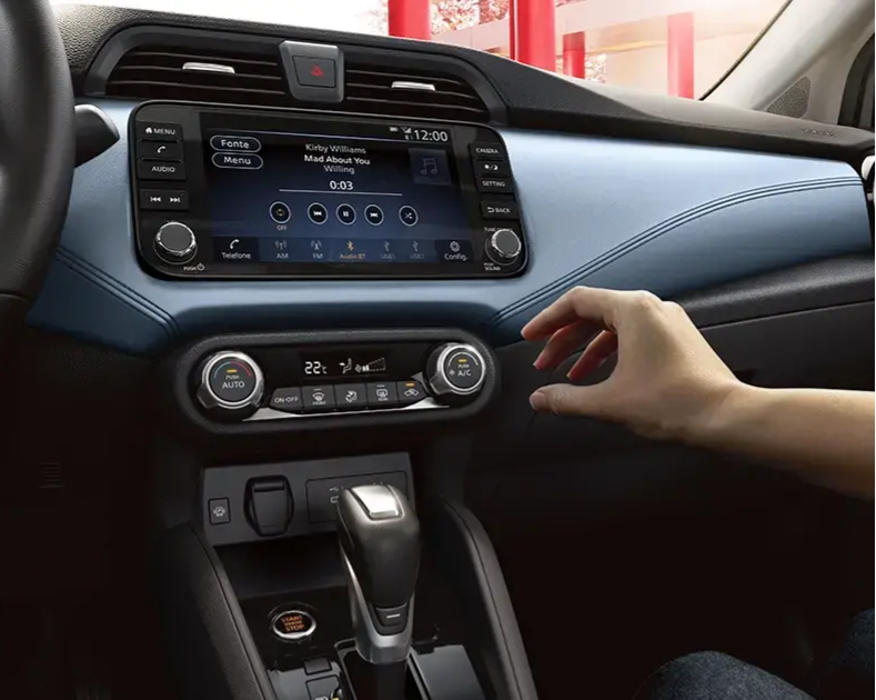 Nissan Versa - interior elegante